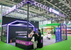 抖音电商已成为水果销售的大型线上消费平台 / DouYin (TikTok outside China) has emerged as a large online consumer platform for influencers and life fruit sales.